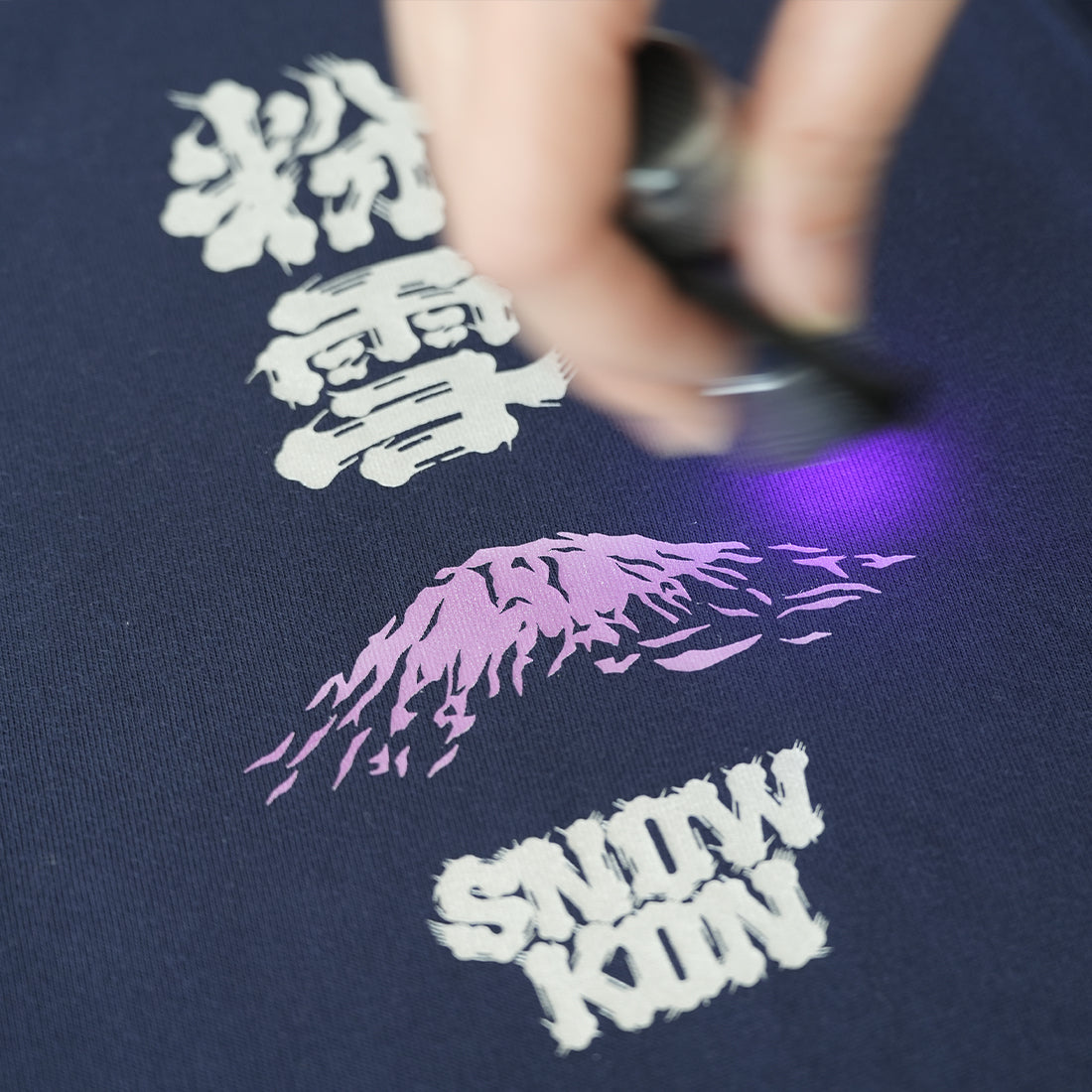 03【ROUND 2】2526_SNOWKON 10th POWDER MT. YOTEI Short Tee Navy