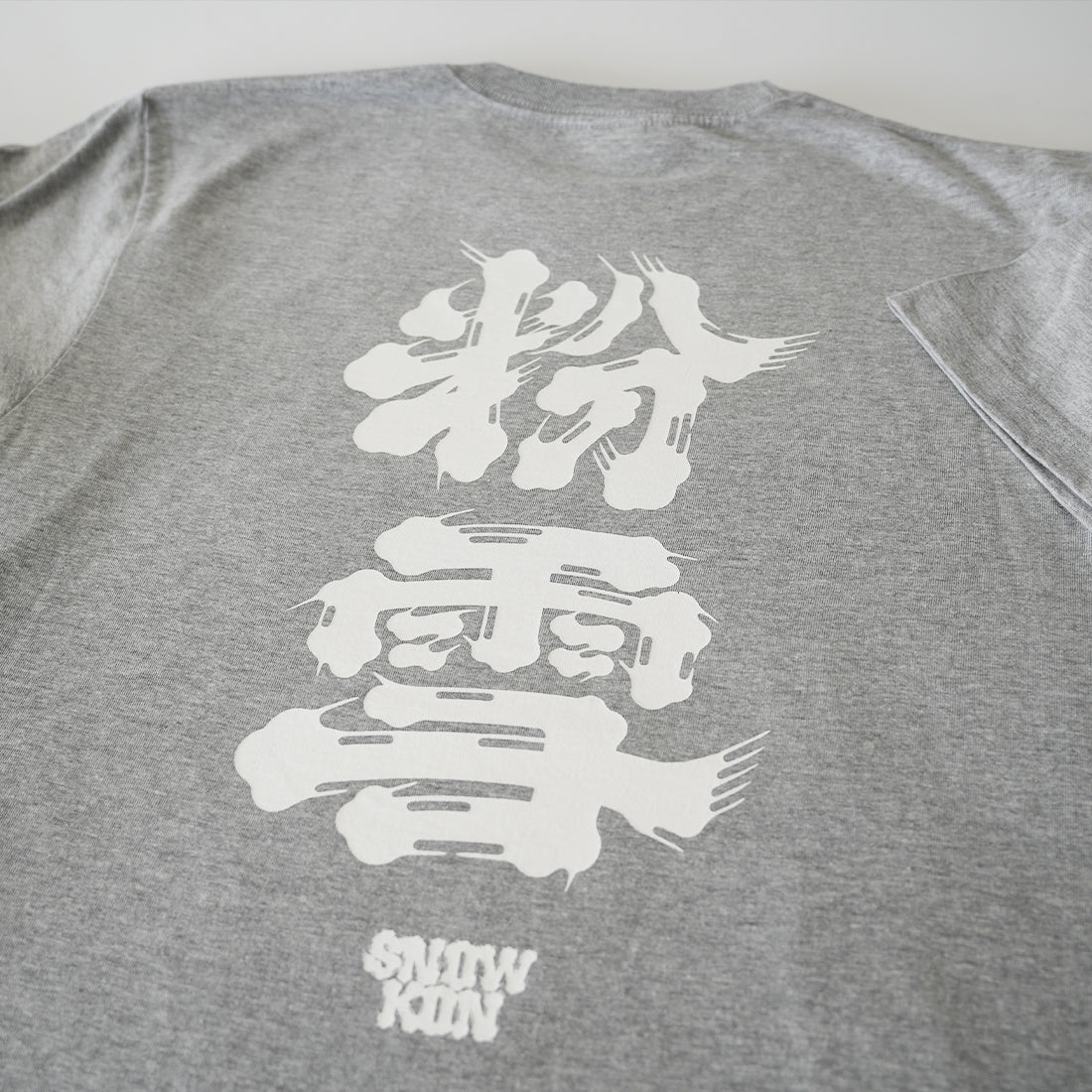 02【ROUND 2】2526_SNOWKON 10th POWDER SNOW Short Tee Grey