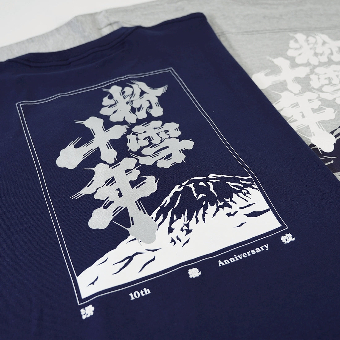 2526_SNOWKON 10th POWDER 10 YEARS Short Tee / Grey