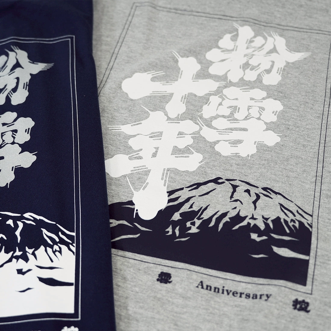 2526_SNOWKON 10th POWDER 10 YEARS Short Tee / Grey